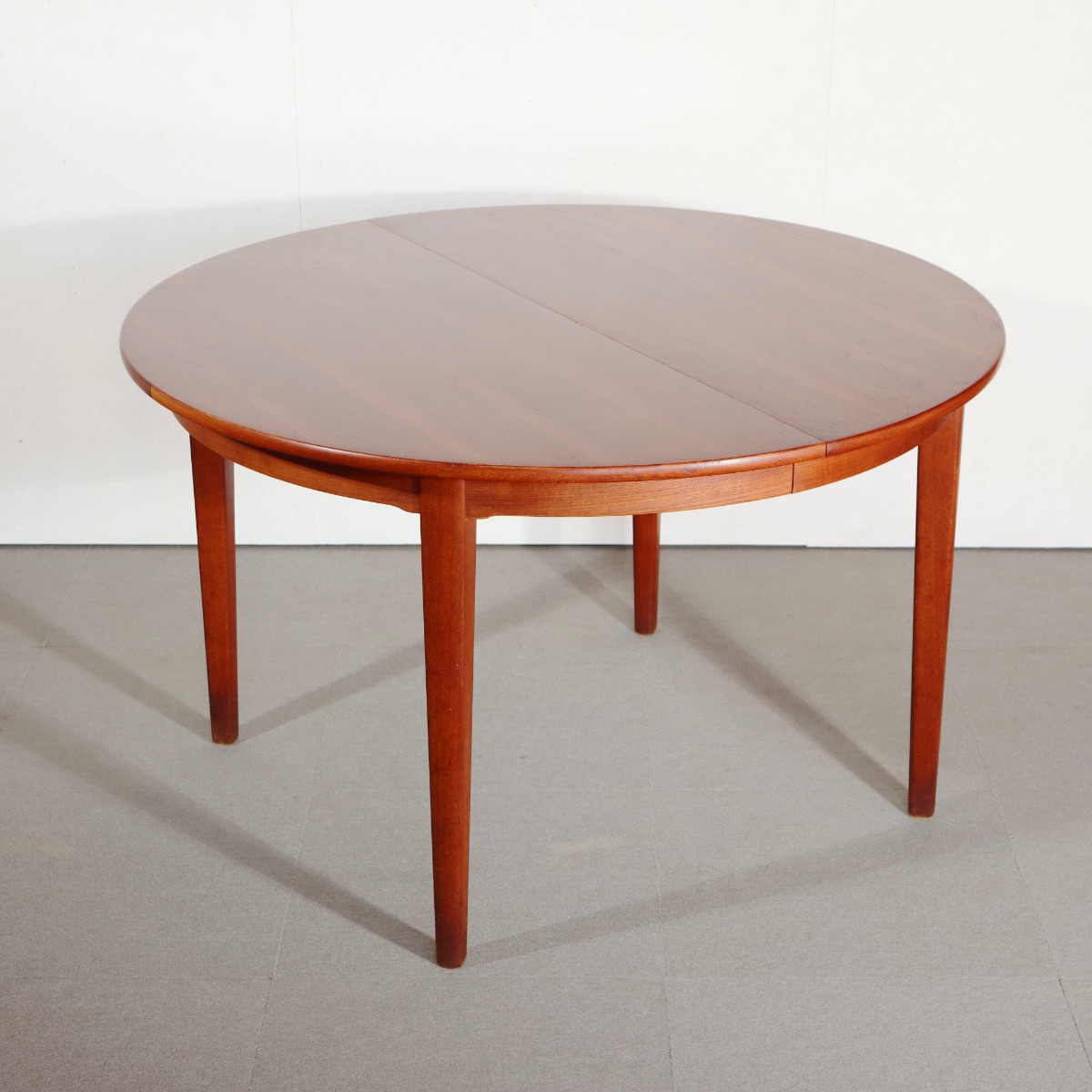 デンマーク製ダイニングテーブル。 木目の美しさと優しい艶が印象的な北欧ヴィンテージ。落ち着いた品格が漂う。