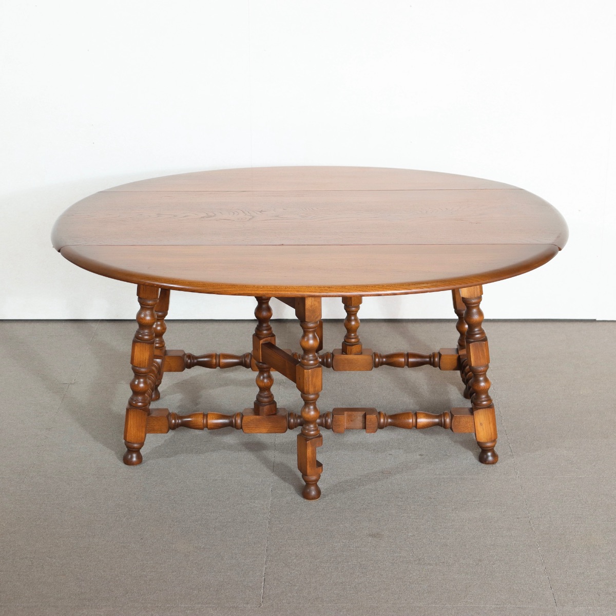 アーコールERCOLコーヒーテーブル。エルム材の穏やかな木肌が心地よい北欧ヴィンテージ。控えめな上質感が漂う。