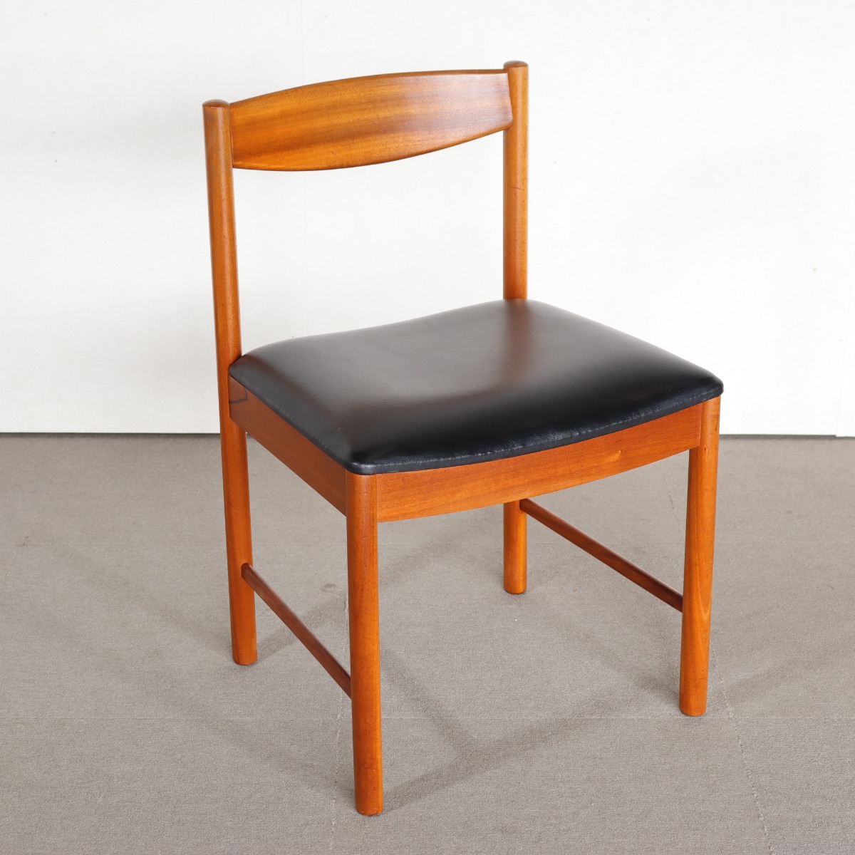 マッキントッシュMCINTOSHダイニングチェア。チーク材にブラックの座面が映える。