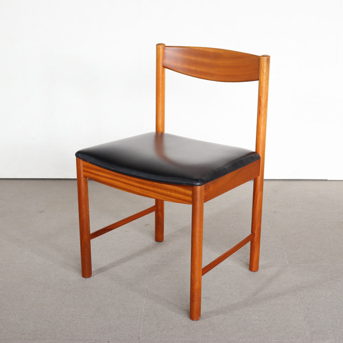 マッキントッシュMCINTOSHダイニングチェア。チーク材にブラックの座面が映える。