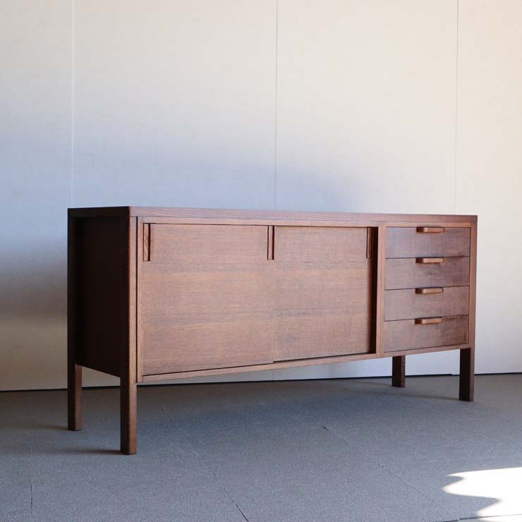 英国ヴィンテージのオーク材サイドボード