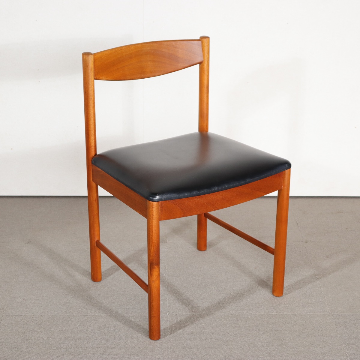 マッキントッシュMCINTOSHダイニングチェア。チーク材にブラックの座面が映える。
