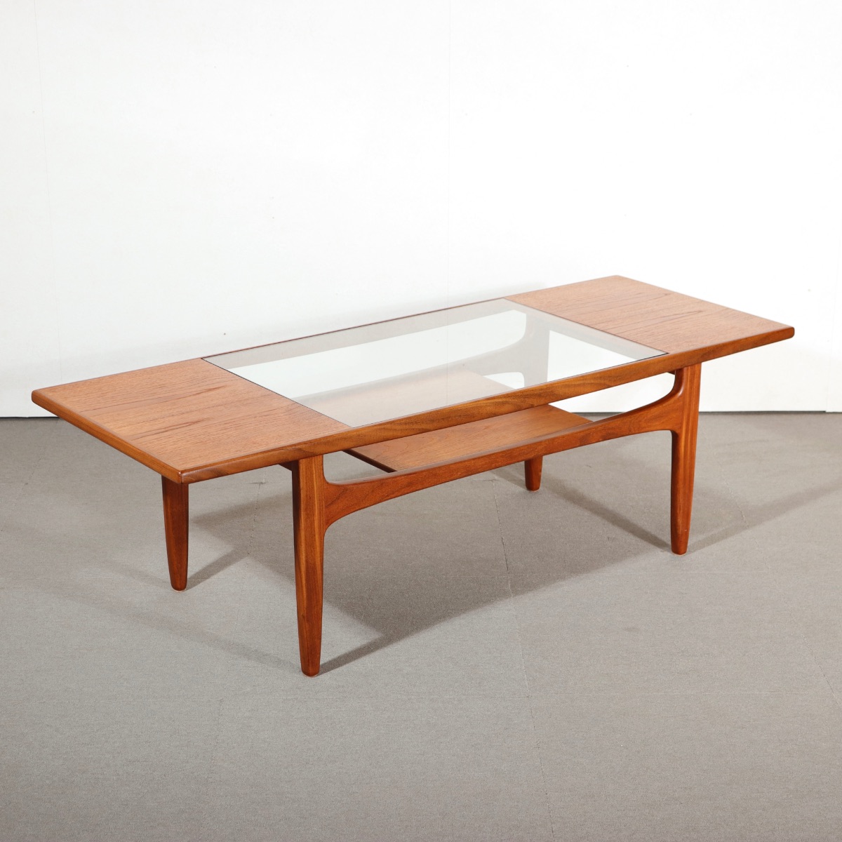 ジープラン製コーヒーテーブル。深みあるチーク材が空間に馴染む北欧ヴィンテージ。静かに佇む一台。