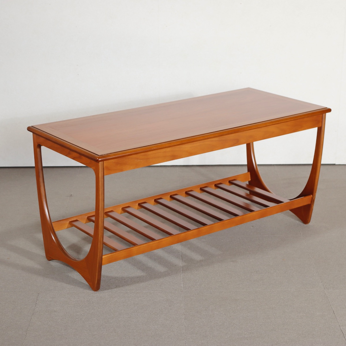 ジープランG-PLAN製コーヒーテーブル。チーク材の色艶が穏やかな北欧ヴィンテージ。控えめな美しさが印象的。