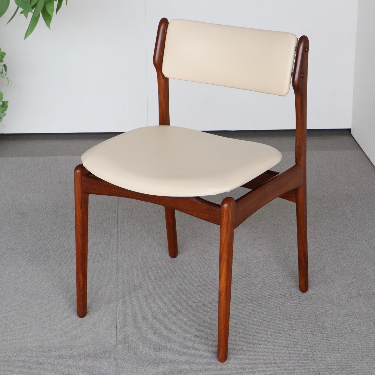 エリックバックERIK BUCHUSのダイニングチェア