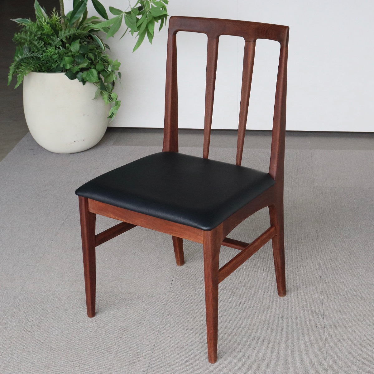 ヤンガーYoungerのダイニングチェア