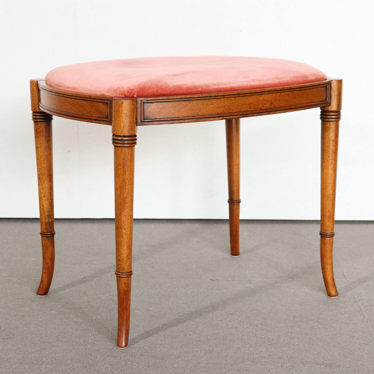 英国ヴィンテージのスツール