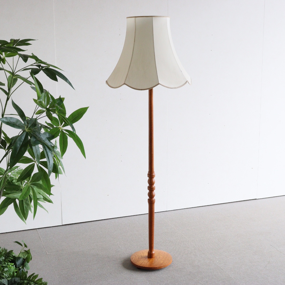 英国ヴィンテージのチークスタンドランプ