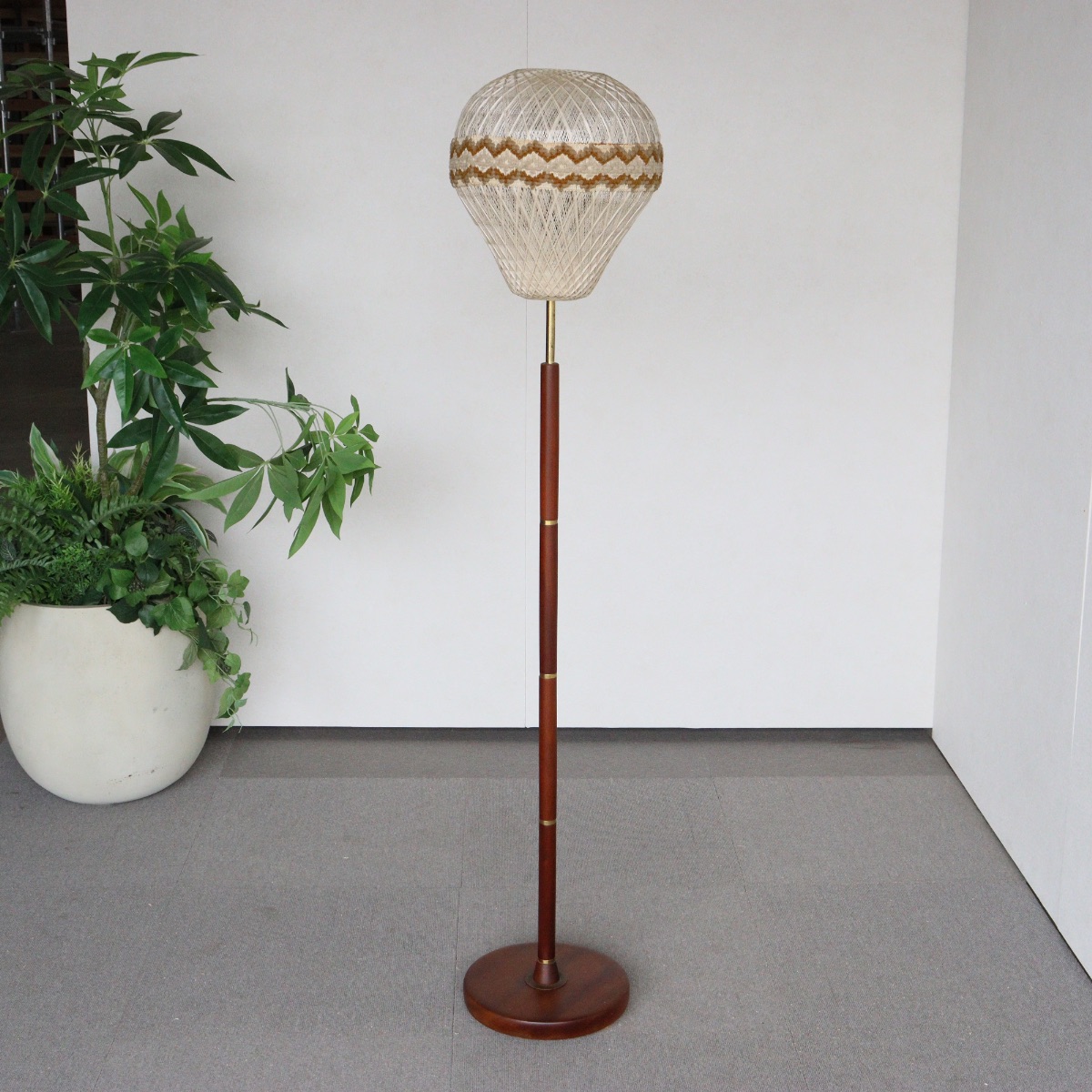 英国ヴィンテージのフロアランプ