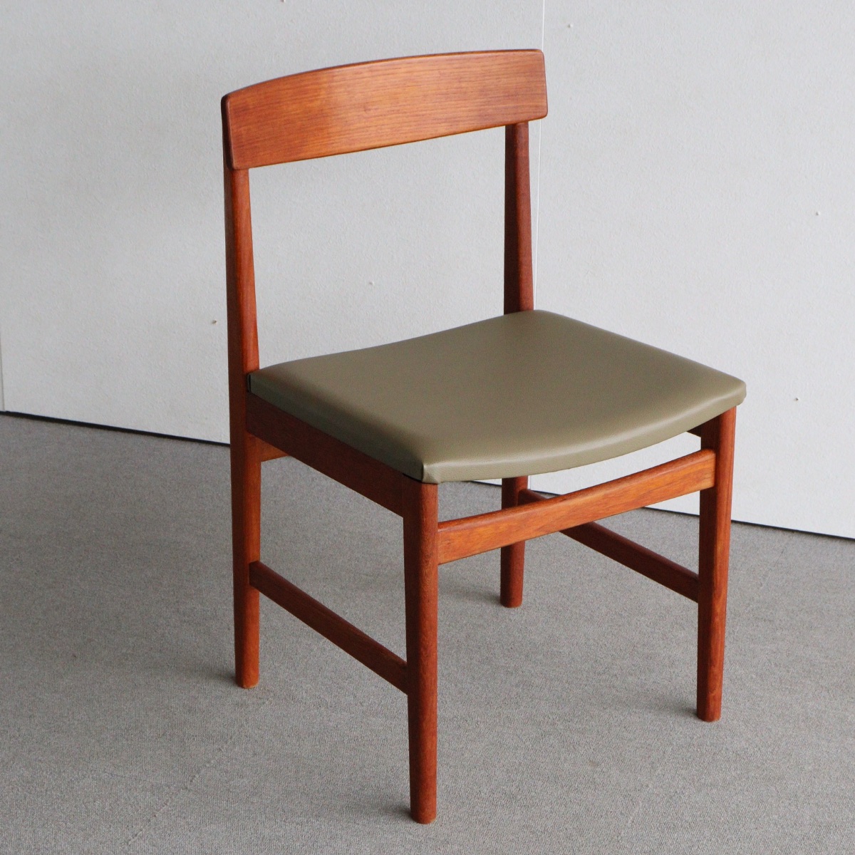 ウルファーツULFERTSのダイニングチェア