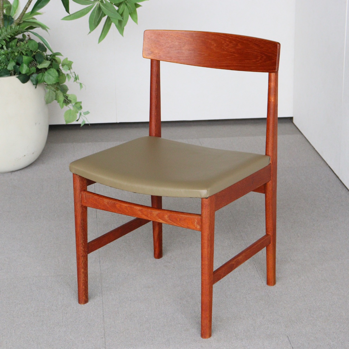 ウルファーツULFERTSのダイニングチェア