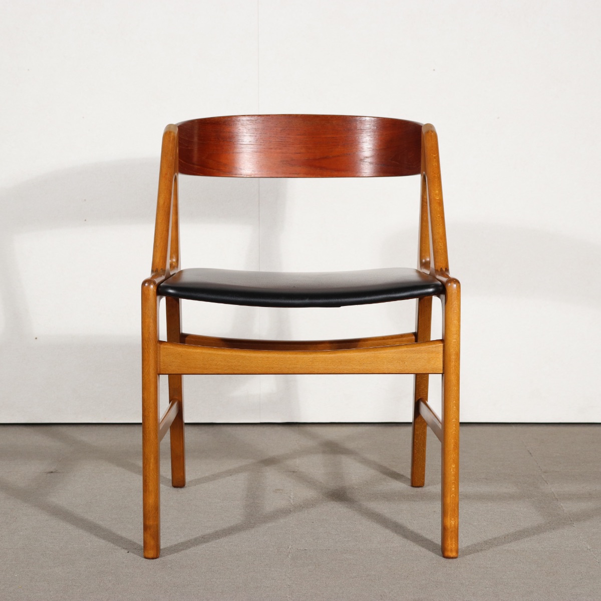 ダイニングチェアbyHenningKjaernulf。オーク材とチーク材にブラックの座面が映える。