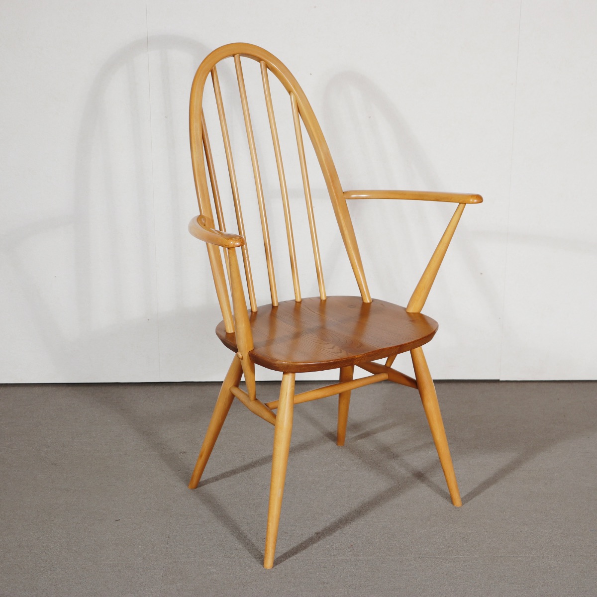 アーコール製アームチェア。深い色味と艶が魅力の北欧ヴィンテージ。静かな存在感。