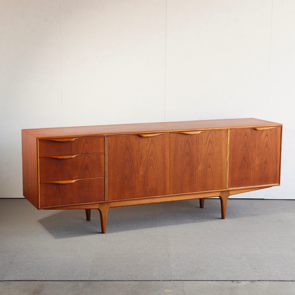 英国ヴィンテージマッキントッシュのサイドボード