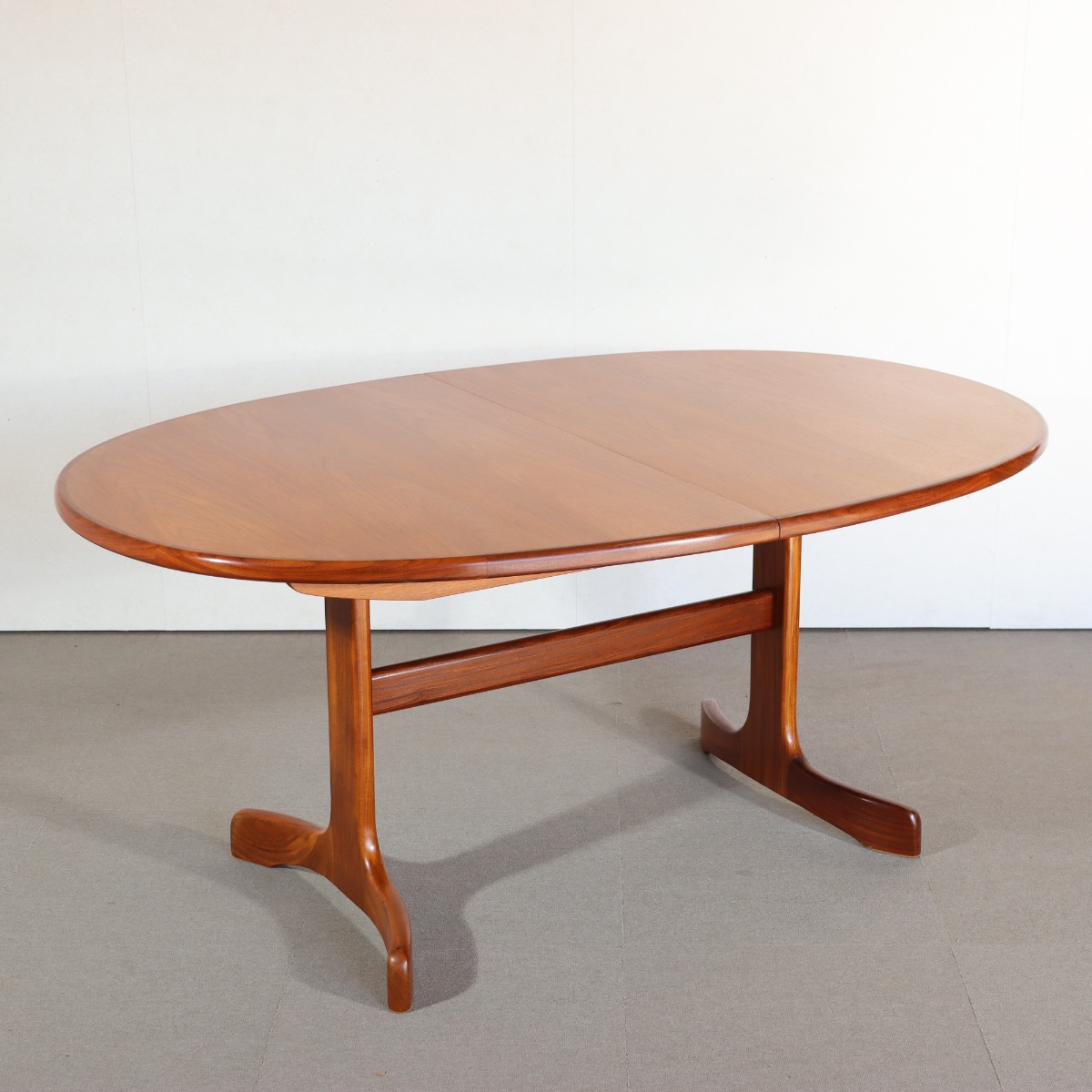 ジープランG-PLAN製オーバル型ダイニングテーブル。穏やかな艶をもつチーク材北欧ヴィンテージ。静かに時を刻む一台。