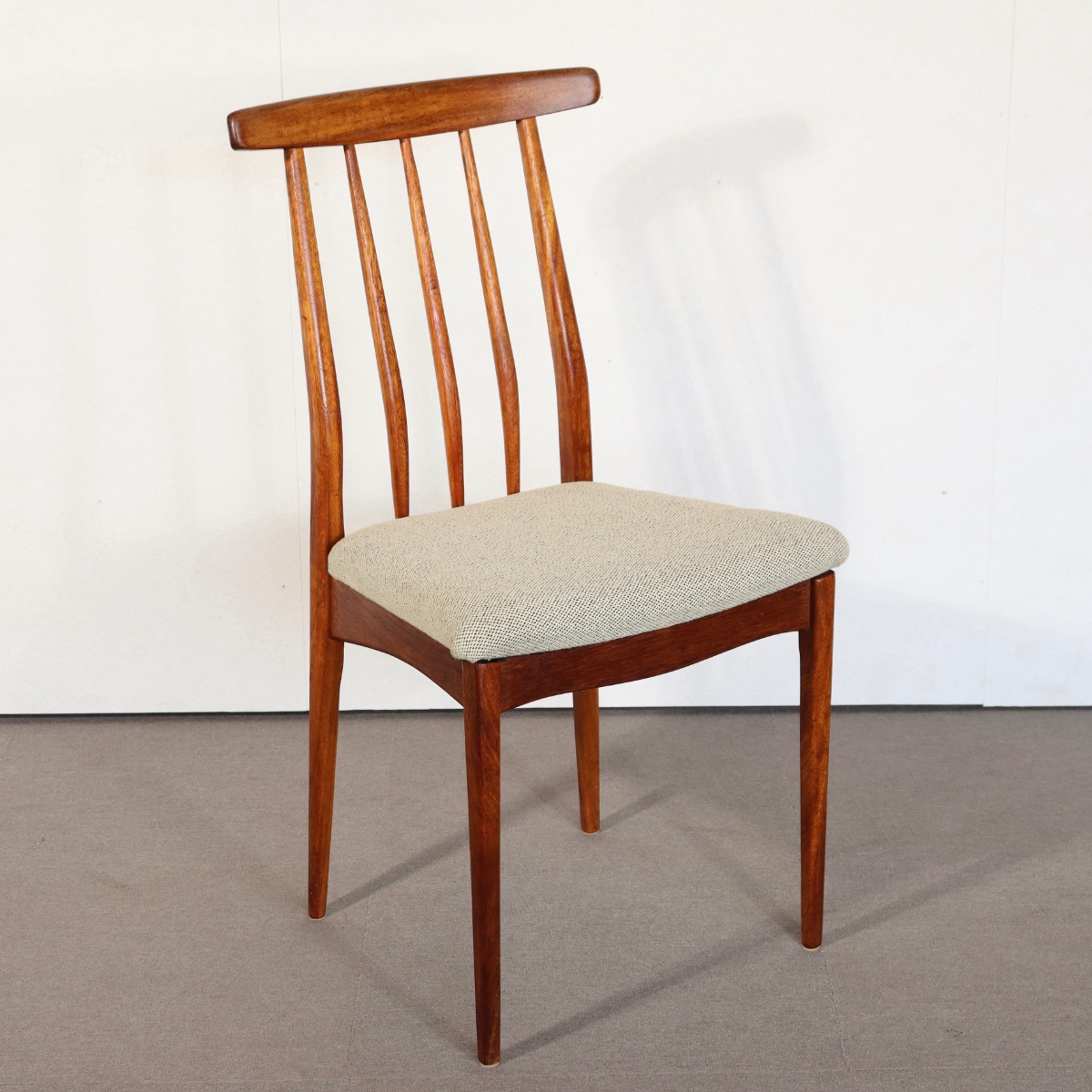 ヤンガーYOUNGERのチェア