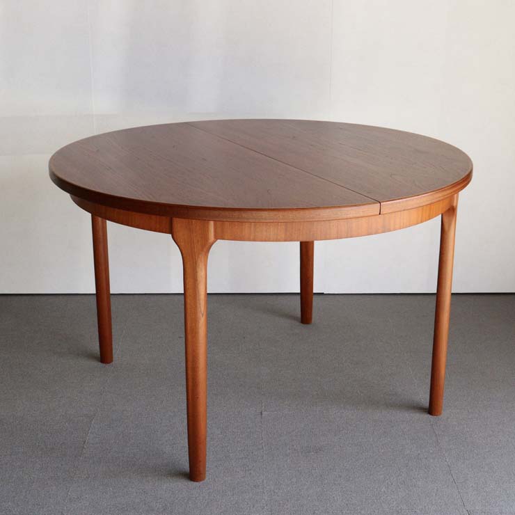マッキントッシュ製のサークルダイニングテーブル
