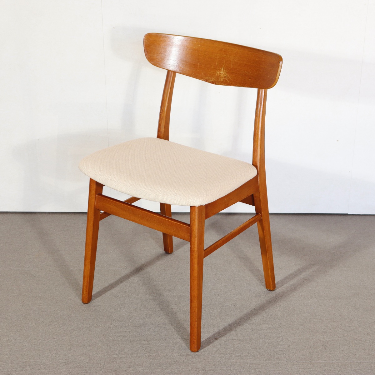デンマーク製ダイニングチェア。チーク材の落ち着いた色艶が美しい北欧ヴィンテージ。静かな一台。