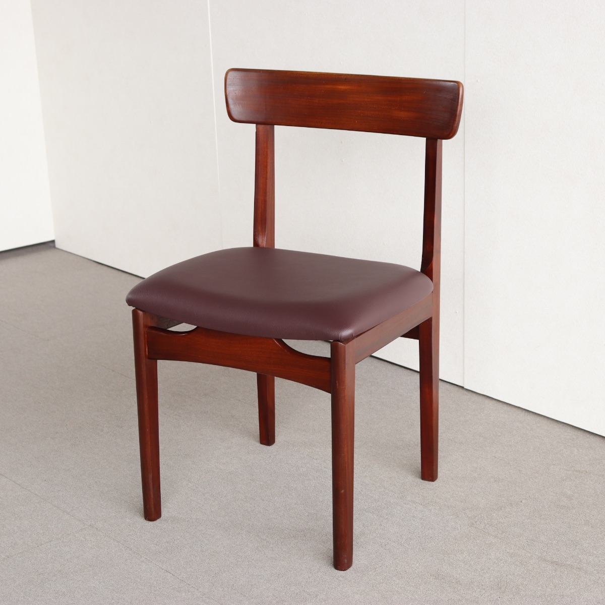 ヤンガーYoungerのダイニングチェア