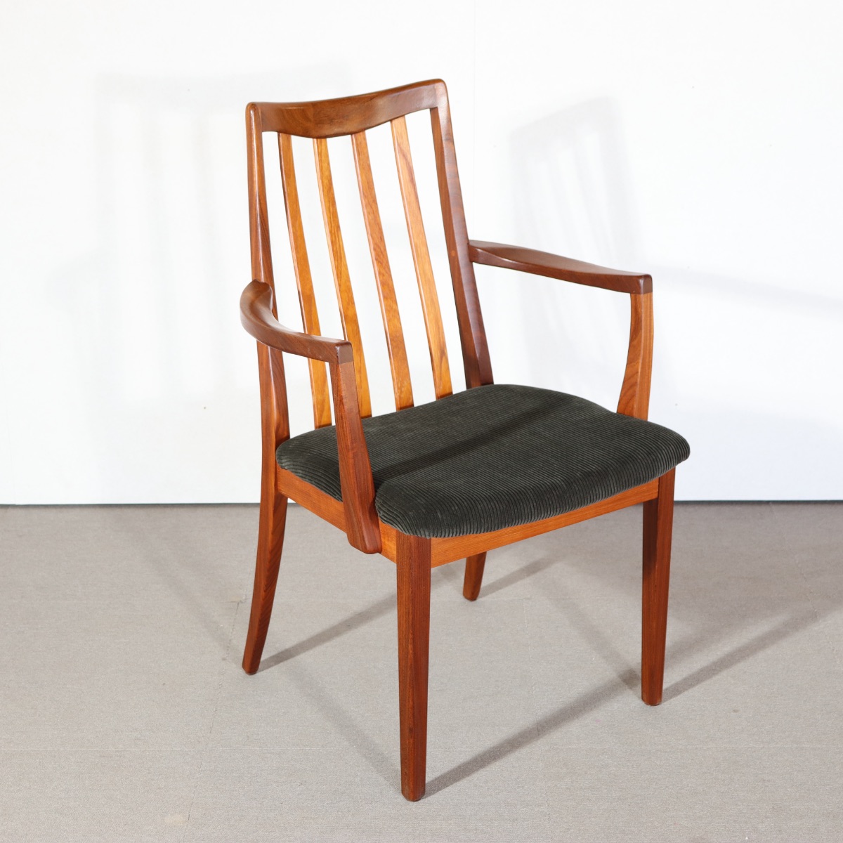 ジープラン製ダイニングチェア。 木の個性を感じるチーク材北欧ヴィンテージ。自然体の魅力。