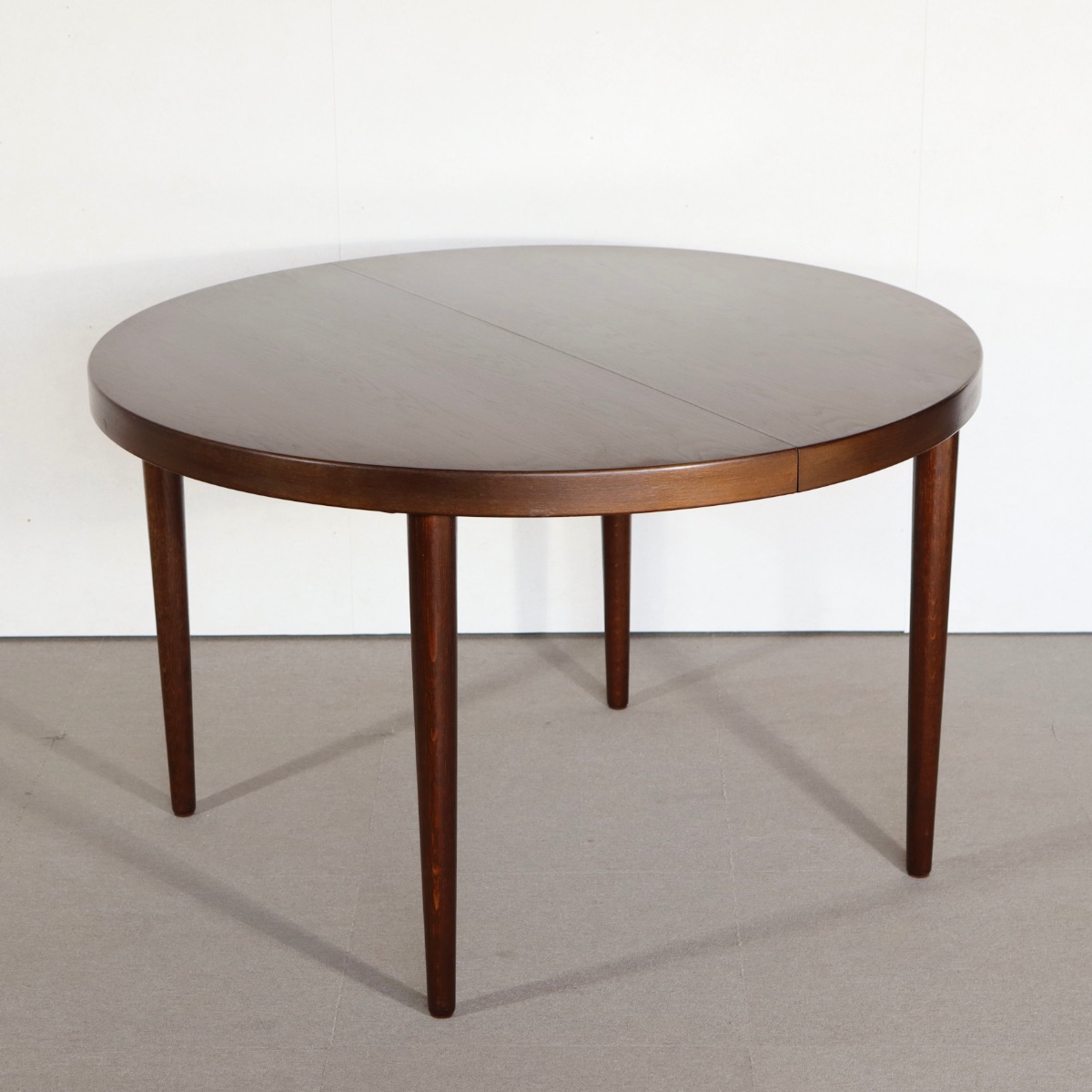 デンマーク製ラウンドダイニングテーブル。深い色味が魅力のチーク材北欧ヴィンテージ。空間に静けさを添える。