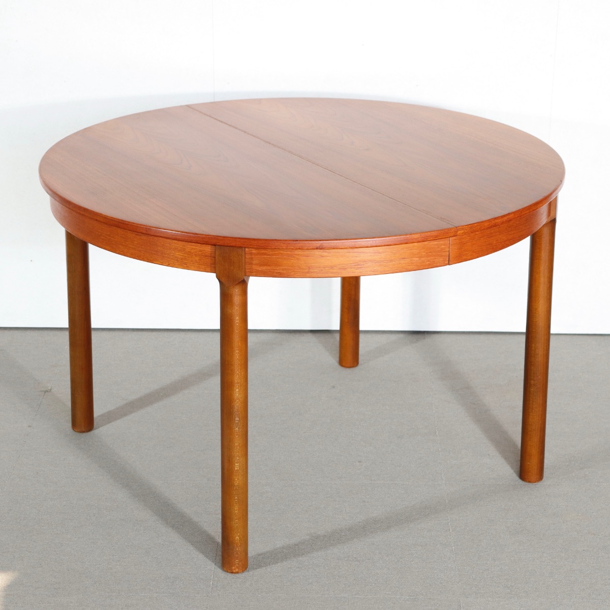 北欧デンマーク製ラウンドダイニングテーブル。チーク材の木目が穏やかに浮かぶ北欧ヴィンテージ。落ち着いた存在。