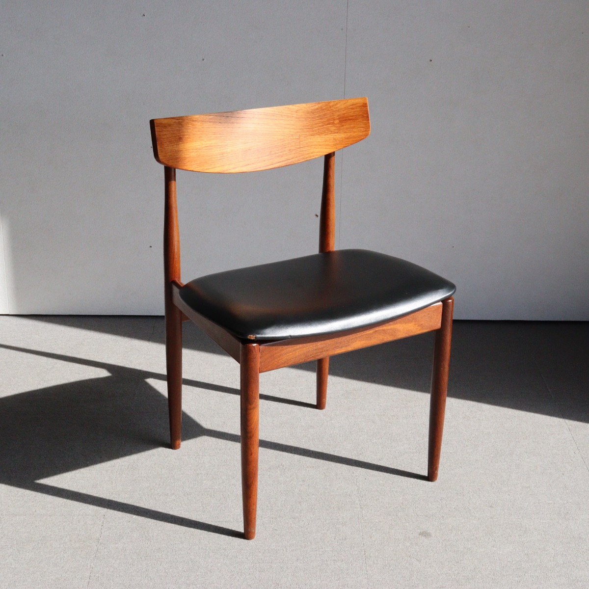 ジープランG-PLANのIb KOFOD LARSENデザインのダイニングチェア