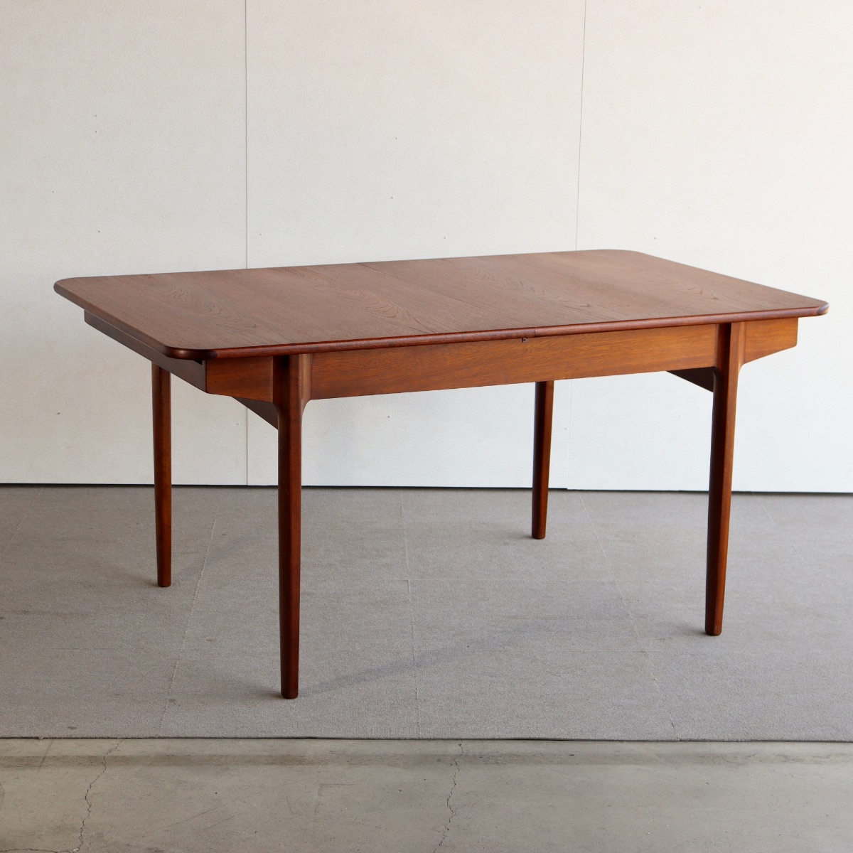 英国ヴィンテージのエクステンションダイニングテーブル