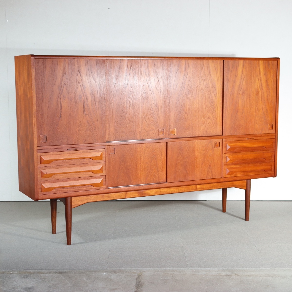 北欧デンマーク製ハイサイドボード。木目の表情が豊かなチーク材北欧ヴィンテージ。穏やかな佇まい。