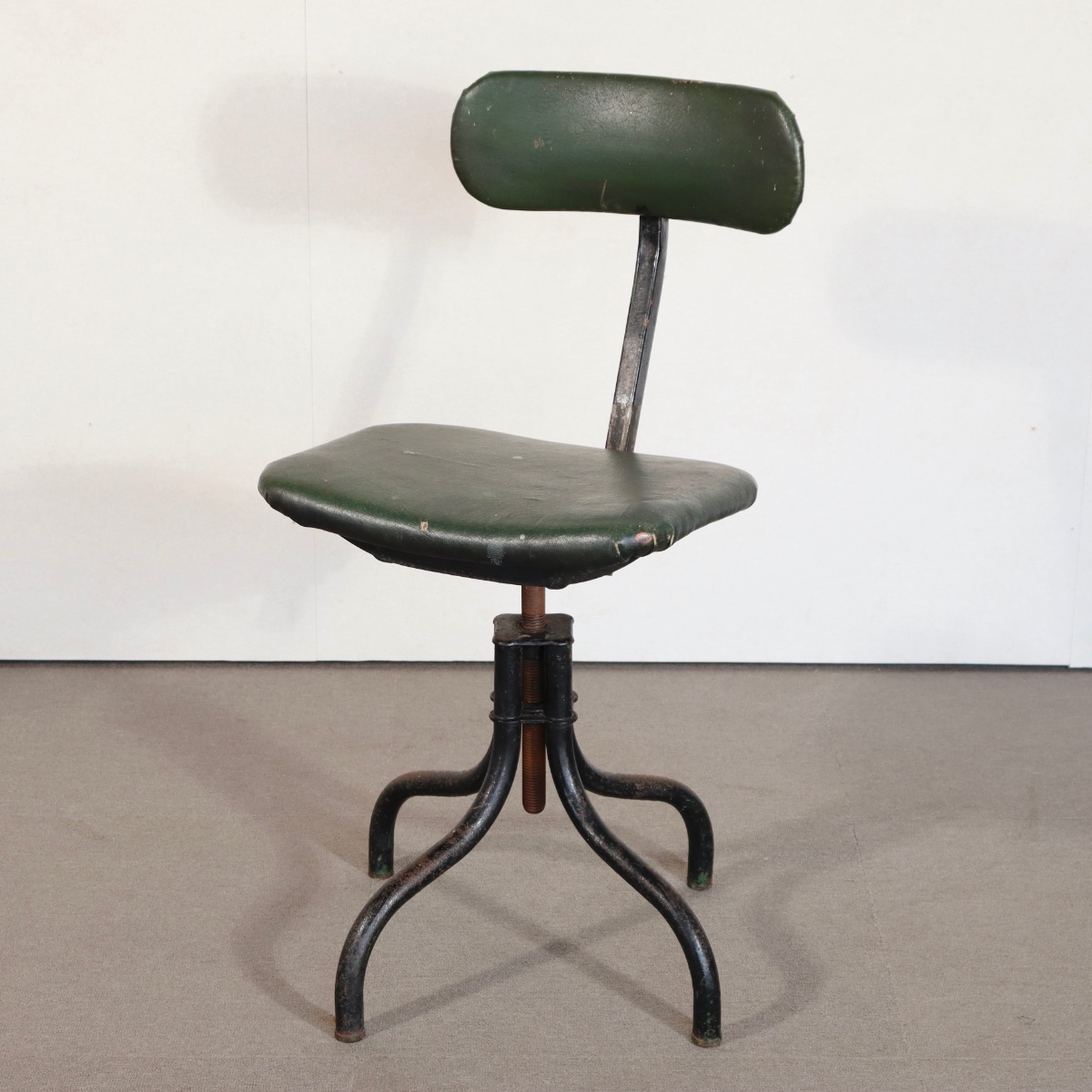 Tan sad machinistsのアンティークの椅子