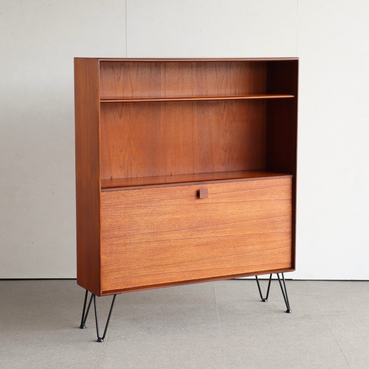 ジープランのアイアンレッグを付けた棚