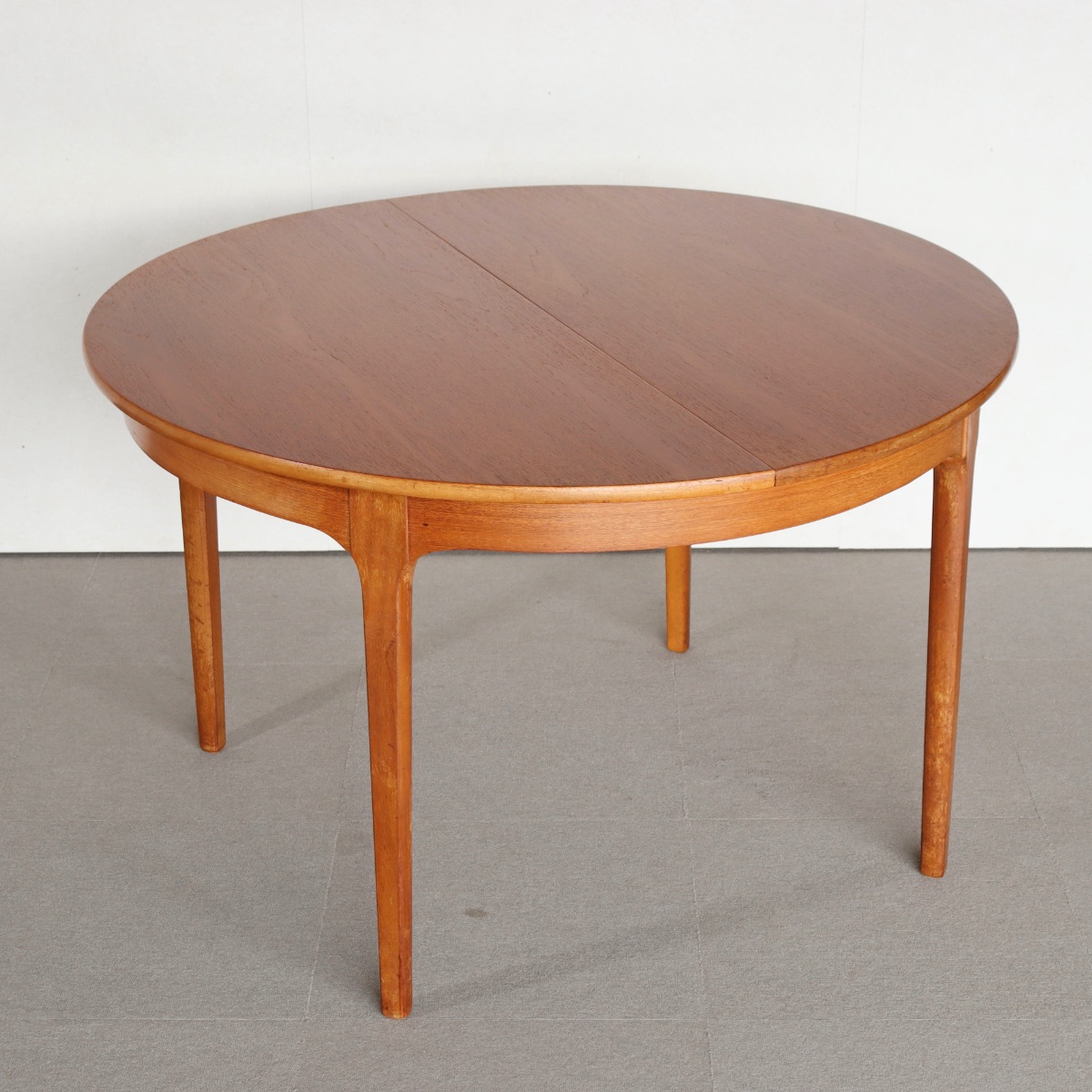 ネイサンNATHANのチーク材ラウンドダイニングテーブル