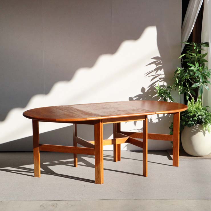 どなどなどーなーどーなー。北欧ヴィンテージの折りたたみ式ダイニング