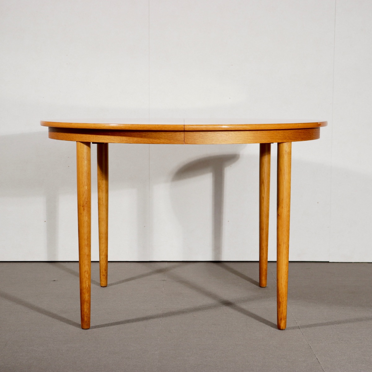 デンマーク製ラウンドダイニングテーブル