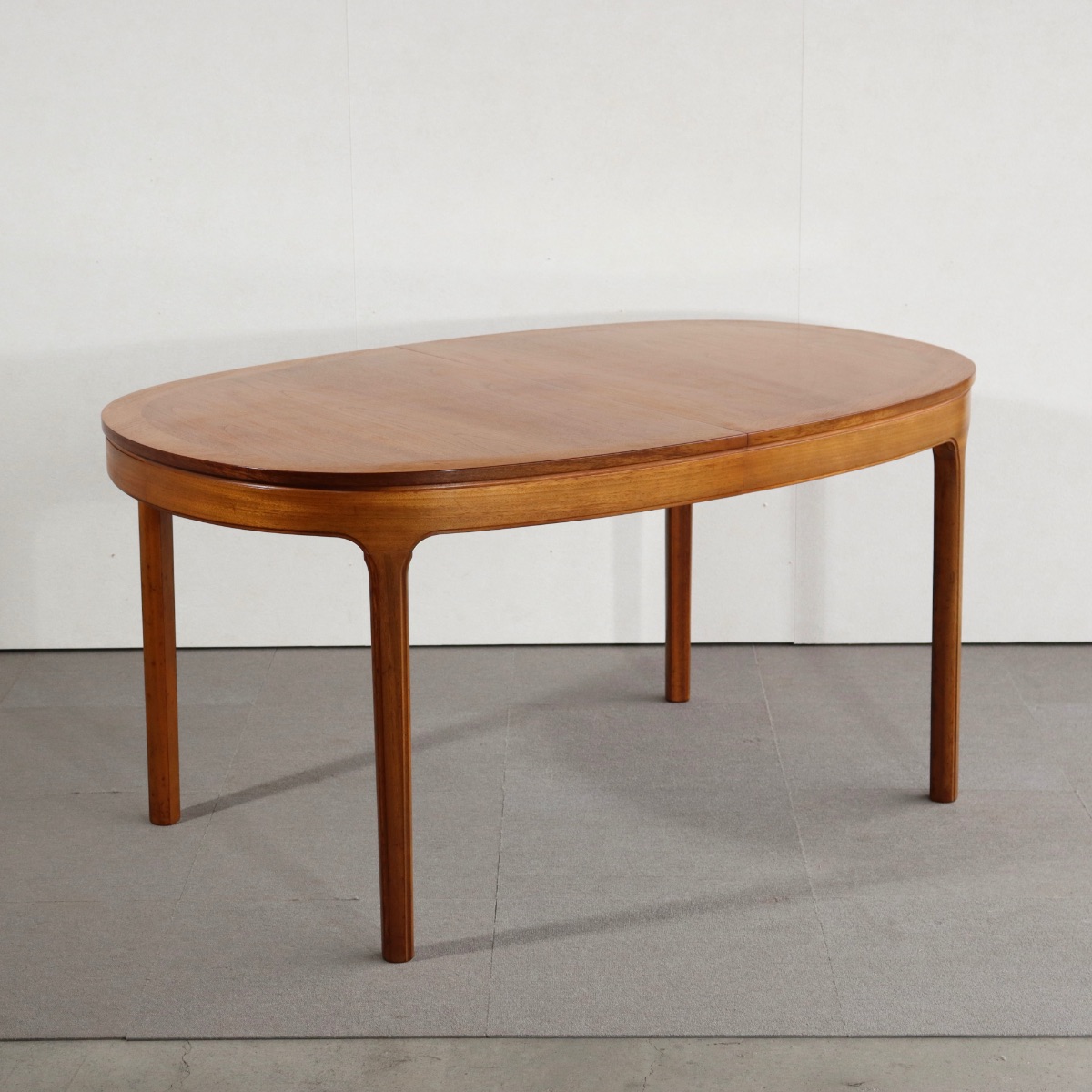 ネイサンNathanのダイニングテーブル