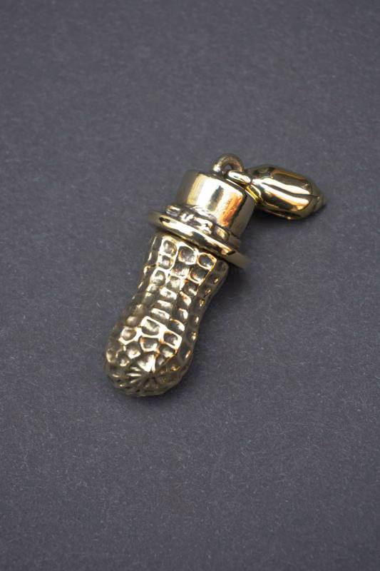 PEANUTS & Co. xlarge peanuts open type brass B.S.W. market place