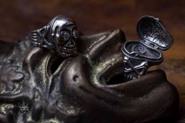 PEANUTS & Co. skull poison ring "diamond" black