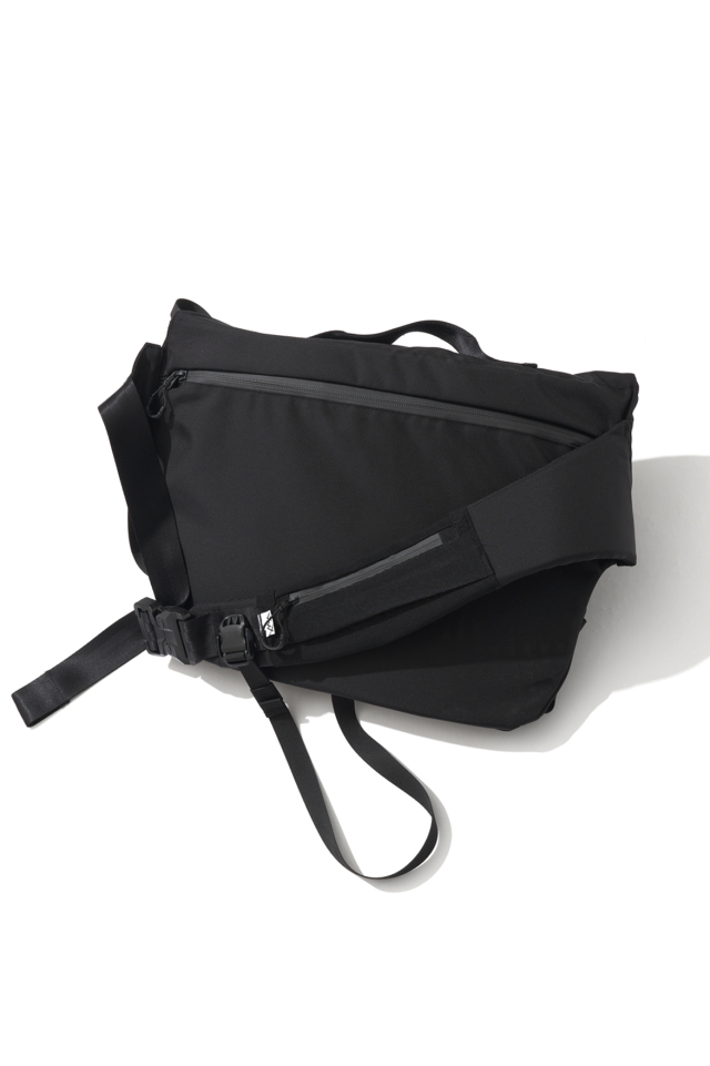 CMF OUTDOOR GARMENT "MESSENGER BAG" BLACK