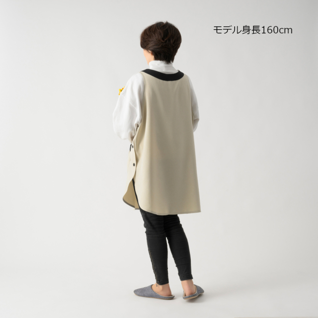 3つボタンエプロン【定番色・ベージュ×黒】ポリエステル100％・お尻が