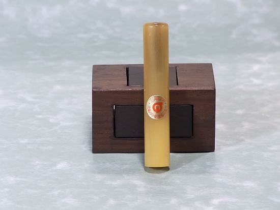 芯持ちオランダ水牛【手彫り】の認印、銀行印 【10.5mm丸】 【印鑑登録可能】です！