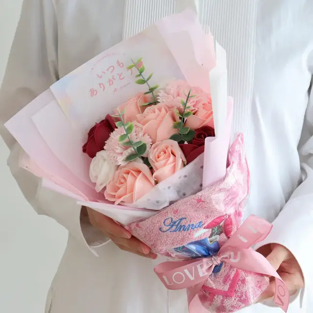 ディズニープリンセスタオルピッコロブーケ　手に持った感じ