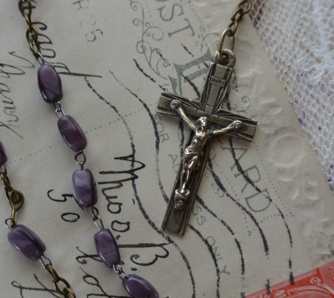 【日本発送】A-022　フランスアンティークロザリオ/クロスネックレス　樹脂製ネックレス