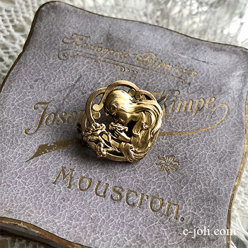 【日本発送】A-085　フランスアンティークブローチ　アールヌーボーゴールドめっき銅ブローチ