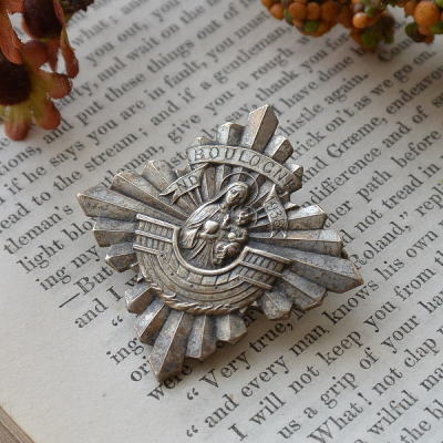 【日本発送】A-099　フランスアンティーク/ヴィンテージブローチ　メタルブローチ　ブローニュ