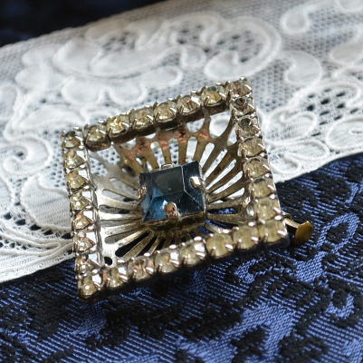 【日本発送】A-104　フランスアンティークブローチ　ガラスコスチュームジュエリー 3.6x3.6cm