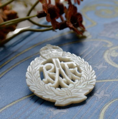 A-109 フランスアンティークブローチ 英国空軍RAFバッジ 白蝶貝