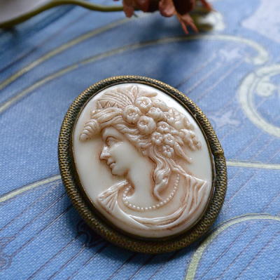 A-112 フランスアンティークブローチ 樹脂+ブラス（真鍮）カメオ