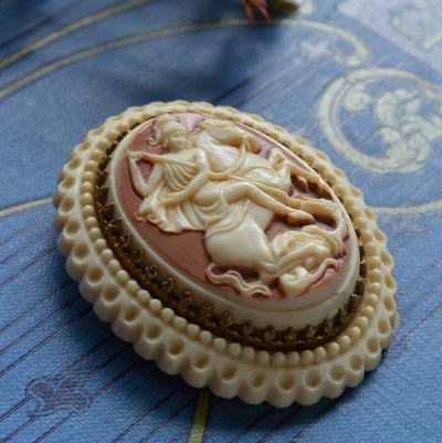 【日本発送】A-114　フランスアンティークブローチ　樹脂+ブラス（真鍮）カメオ