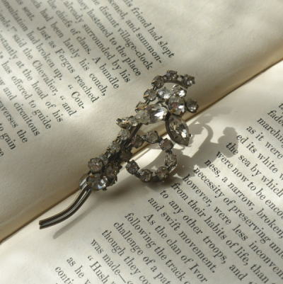 【日本発送】A-151　フランスアンティーク/ヴィンテージブローチ　ガラス＆メタル