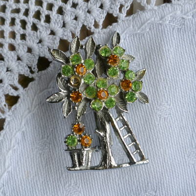 【日本発送】A-180　イギリスヴィンテージブローチ　ラインストーンガラス＆メタルブローチ